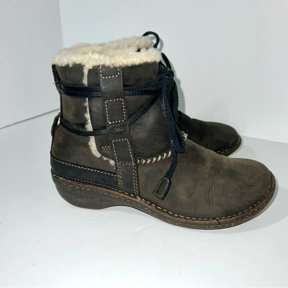 UGG Australia Cove‎ Ankle Boots Black Leather Suede Sheepskin Wrapped Lace Sz 7